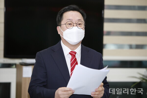 국민의힘 이장우 전 국회의원이 25일 대전시의회 기자실에서 대전시를 상대로 '방역패스 등 취소 및 가처분 신청 소송'을 제기했다고 밝혔다. 사진=정예준 기자