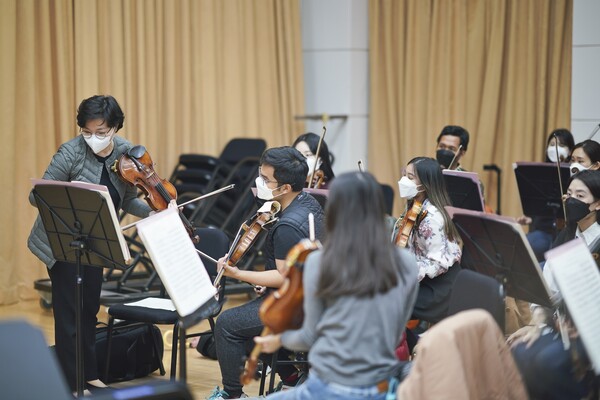 ‘코리안심포니 인터내셔널 오케스트라 아카데미’ 2기 교육이 10개월 일정으로 시작됐다. 사진은 지난해 열린 바이올린 멘토링 모습. Ⓒ코리안심포니