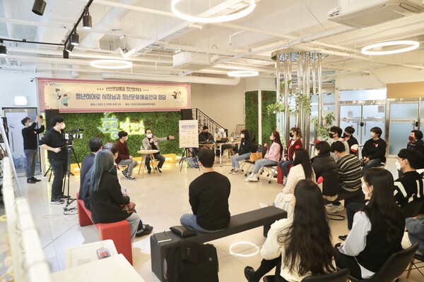 충남 천안시가 17일 2030청년복지센터에서 청년문화예술인들과 간담회를 개최하고 있다. 사진=천안시 제공