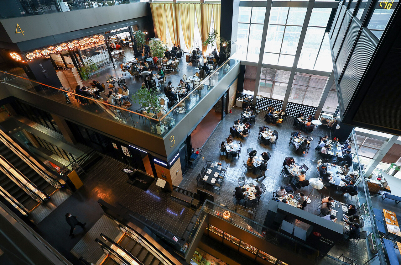 서울 시내의 한 식당에서 시민들이 점심을 먹고 있다. 사진= 연합뉴스 제공