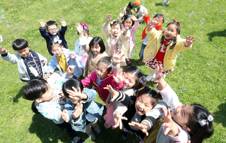 100번째 어린이날을 이틀 앞둔 3일 오전 광주 북구 전남대학교 교정에서 북구청직장어린이집 어린이들이 마스크를 벗고 야외활동을 즐기고 있다. ⓒ연합뉴스