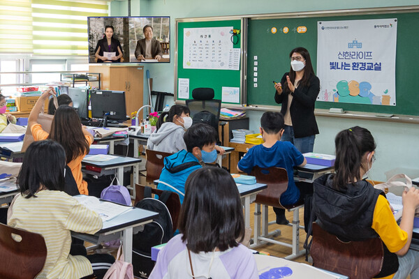 서울 강남 소재 율현초등학교에서 환경교육을 진행하는 모습/제공=신한라이프