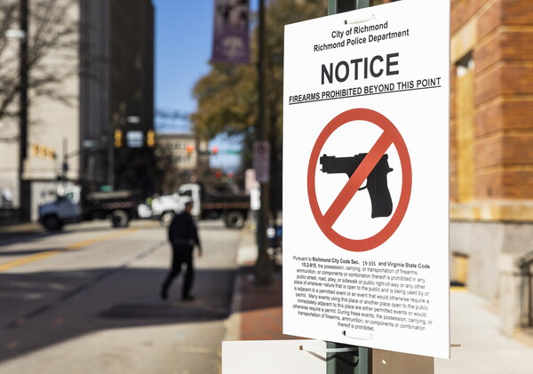 미 버지니아주 의사당 인근에 내걸린 '총기 소지 금지' 알림판/제공=연합뉴스