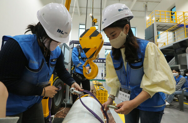 DL이앤씨 신입사원들이 대전 유성구 안전체험학교에서 안전교육을 받고 있다. 사진=DL이앤씨 제공