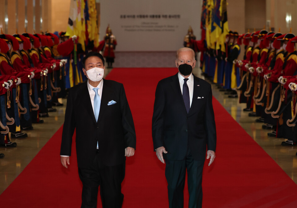 윤석열 대통령과 조 바이든 미국 대통령이 21일 오후 서울 용산 국립중앙박물관에서 열린 환영 만찬에 입장하고 있다. ⓒ연합뉴스