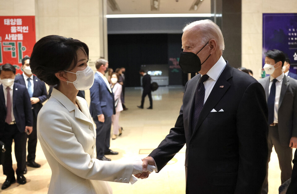 조 바이든 미국 대통령이 21일 오후 서울 용산 국립중앙박물관에서 열린 환영 만찬에 앞서 김건희 여사와 악수하고 있다.  [대통령실 제공, 재판매 및 DB 금지] ⓒ연합뉴스