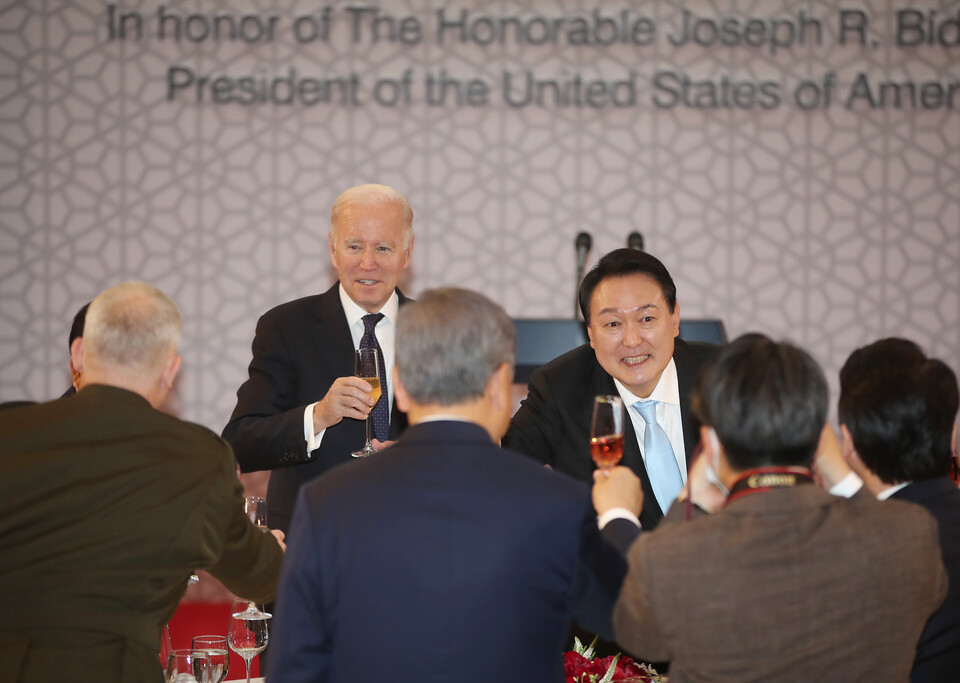윤석열 대통령과 조 바이든 미국 대통령이 21일 오후 서울 용산 국립중앙박물관에서 열린 환영 만찬에서 건배하고 있다. ⓒ연합뉴스