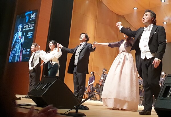 바리톤 고성현(오른쪽)이 5월 20일 국립극장 해오름극장에서 열린 ‘오페라 데뷔 40주년 기념 콘서트’에서 관객들에게 인사하고 있다. Ⓒ민병무 기자