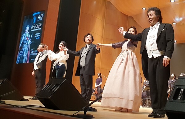바리톤 고성현(오른쪽)이 5월 20일 국립극장 해오름극장에서 열린 ‘오페라 데뷔 40주년 기념 콘서트’에서 관객들에게 인사하고 있다. Ⓒ민병무 기자