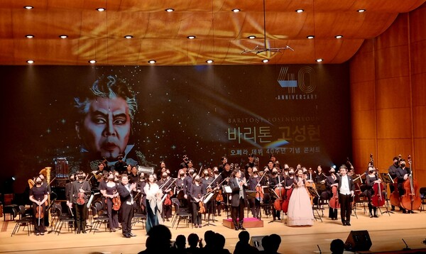 바리톤 고성현(오른쪽)이 5월 20일 국립극장 해오름극장에서 열린 ‘오페라 데뷔 40주년 기념 콘서트’에서 관객들에게 인사하고 있다. ⒸKSH클래식