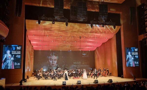 바리톤 고성현(오른쪽)이 5월 20일 국립극장 해오름극장에서 열린 ‘오페라 데뷔 40주년 기념 콘서트’에서 관객들에게 인사하고 있다. ⒸKSH클래식