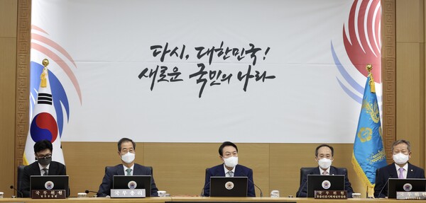 윤석열(왼쪽에서 세번째) 대통령이 26일 오전 세종시 정부세종청사에서 열린 국무회의에서 발언을 하고 있다. 사진=대통령실 제공