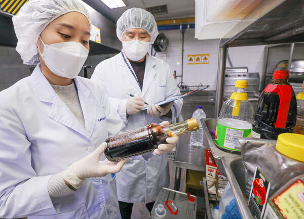 현대그린푸드 식품위생연구소 연구원이 단체급식 사업장에서 현장 위생 점검을 진행하는 모습. 사진=현대그린푸드