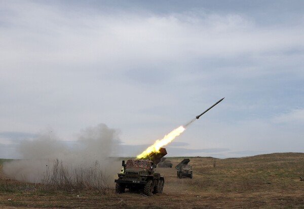 우크라이나군이 러시아군 진지를 향해 다연장로켓포를 발사하는 모습. 사진=연합뉴스
