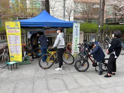 이촌역 4번출구 광장에서 주민들이 자전거 이동수리센터에서 자전거를 점검하고 있다. (사진=용산구청)