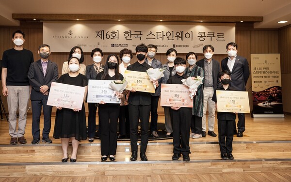 ‘제6회 한국 스타인웨이 피아노 콩쿠르’ 수상자들이 단체사진을 찍고 있다. Ⓒ코스모스악기