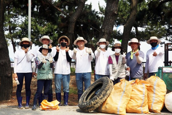 상하농원 고창 갯벌 플로깅에 참여한 참가자의 기념촬영 모습. 사진=상하농원 제공