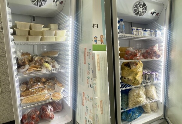 신방동 무료 나눔 냉장고에 물품이 가득 채워져 있다.사진=고은정 기자