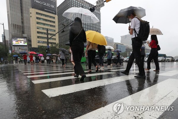 지난 11일 오전 서울 광화문네거리에서 시민들이 우산을 쓴 채 횡단보도를 건너고 있다. 사진=연합뉴스