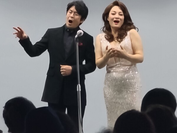 바리톤 송기창(왼쪽)과 소프라노 박소은이 김대중 대통령 13주기 추모 음악회 ‘평화를 위하여’에서 노래하고 있다. ⓒ행복한예술재단 제공