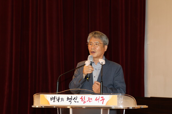 ‘자원봉사 교육 및 물결운동, 퍼져라 자원봉사’ 행사가 1일 서구청 구봉산홀에서 개최된 가운데 구자행 대전시자원봉사센터장이 자원봉사 교육 및 물결운동을 설명하고 있다. 사진=정예준 기자