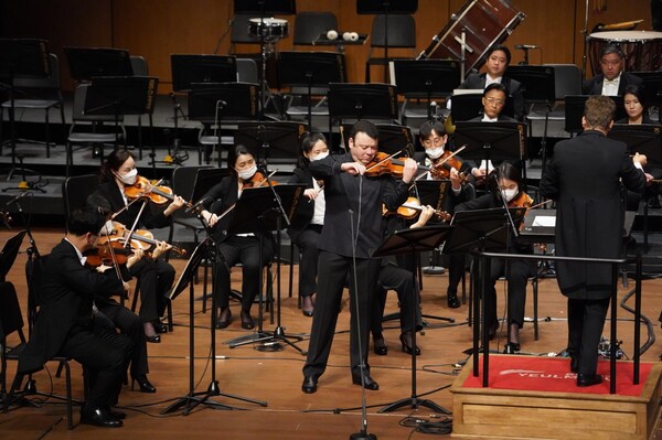 KBS교향악단과 함께하는 제6회 여수음악제에서 바이올리니스트 바딤 글루즈만이 협연하고 있다. ⓒKBS교향악단 제공