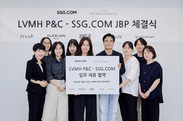 SSG닷컴, 엘브이엠에치코스메틱스(LVMH P&C) 관계자들이 업무협약 체결 후 기념사진을 촬영하고 있다. 사진= SSG닷컴 제공