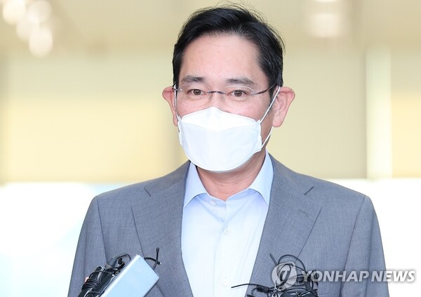 2주간의 해외 출장을 마친 이재용 삼성전자 부회장이 21일 강서구 서울김포비즈니스항공센터를 통해 귀국해 취재진 질문에 답하고 있다. 사진=연합뉴스