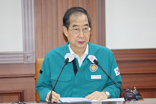 한덕수 국무총리가 23일 정부서울청사에서 열린 코로나19 대응 중앙재난안전대책본부 회의를 주재하고 있다. (사진=연합뉴스)