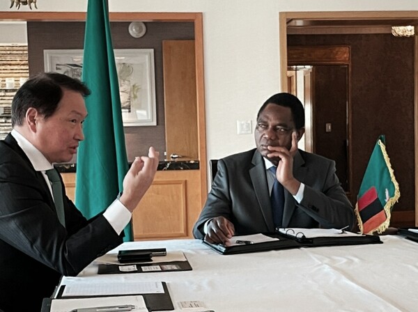 최태원 SK그룹 회장(왼쪽), 히카인데 히칠레마 잠비아 대통령(오른쪽) 사진=SK그룹