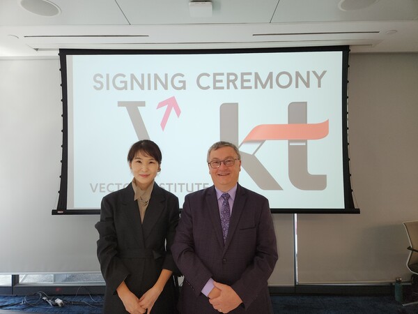 김채희 KT 전략기획실장(왼쪽), 가스 깁슨 벡터 연구소 CEO(오른쪽) 사진=KT
