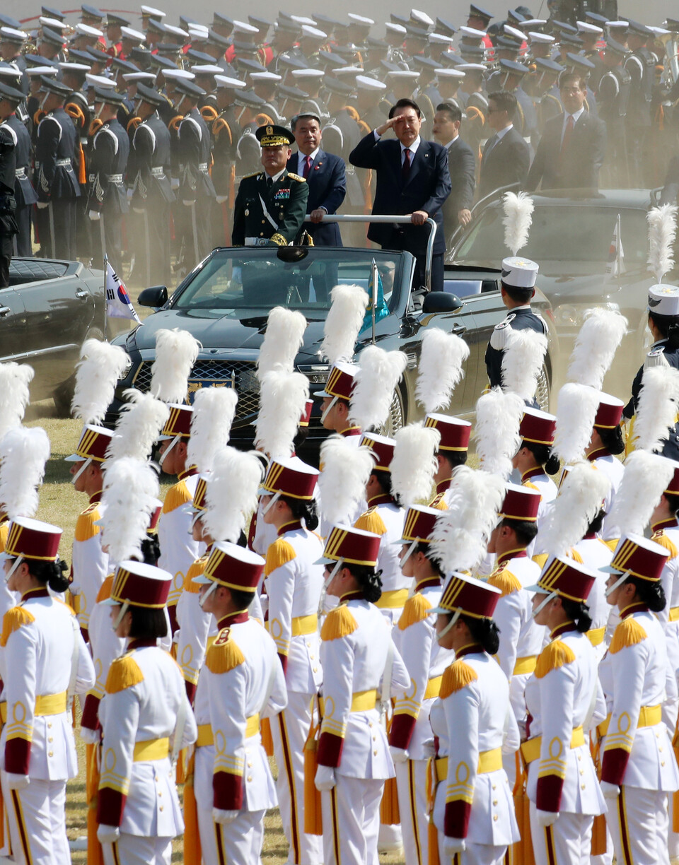  윤석열 대통령이 1일 충남 계룡시 계룡대에서 열린 제74주년 국군의날 기념식에서 사열하고 있다. ⓒ연합뉴스