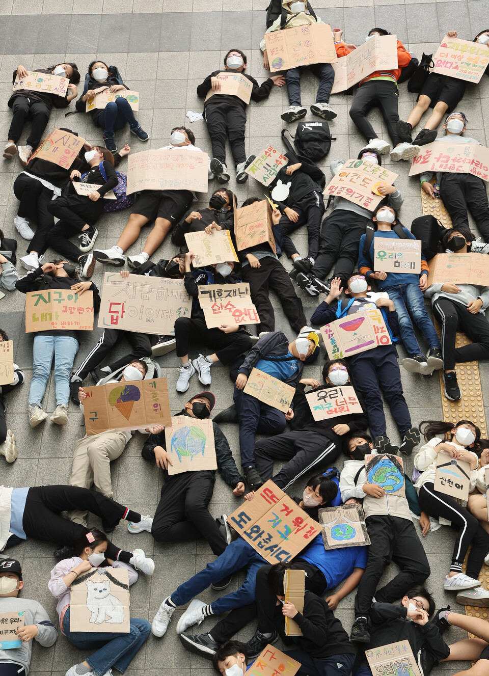  6일 오전 경기도 수원시 팔달구 수원시청에서 신영초등학교 학생들이 수원환경운동연합, 다산인권센터, 인권교육온다와 함께 기후 위기 대응을 촉구하는 다이-인(Die-in) 퍼포먼스를 하고 있다. ⓒ연합뉴스