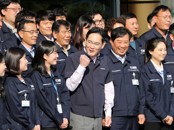 이재용 삼성전자 회장이 28일 오후 광주 광산구 평동산업단지에 있는 협력회사를 방문해 기념촬영을 하면서 파이팅 구호를 제안하고 있다. 사진=연합뉴스