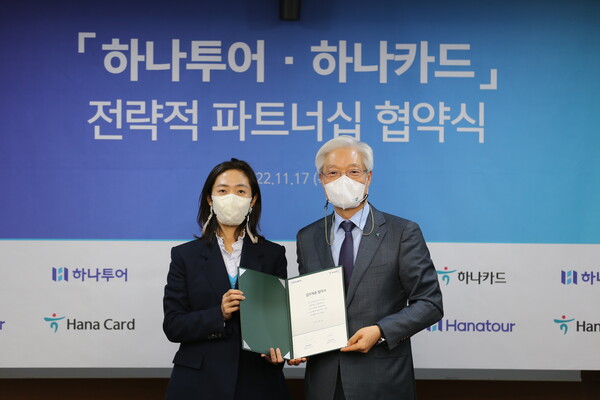 하나카드는 하나투어와 해외여행과 관련한 상품, 서비스 등 다양한 분야에서 협업하기 위해 업무 협약를 체결했다고 18일 밝혔다. 을지로 하나카드 본사에 진행된 이번 업무협약식에서 송미선 하나투어 대표이사(왼쪽)와 권길주 하나카드 대표이사가 전략적 업무협약을 체결하고 기념촬영 하고 있다. 사진=하나카드