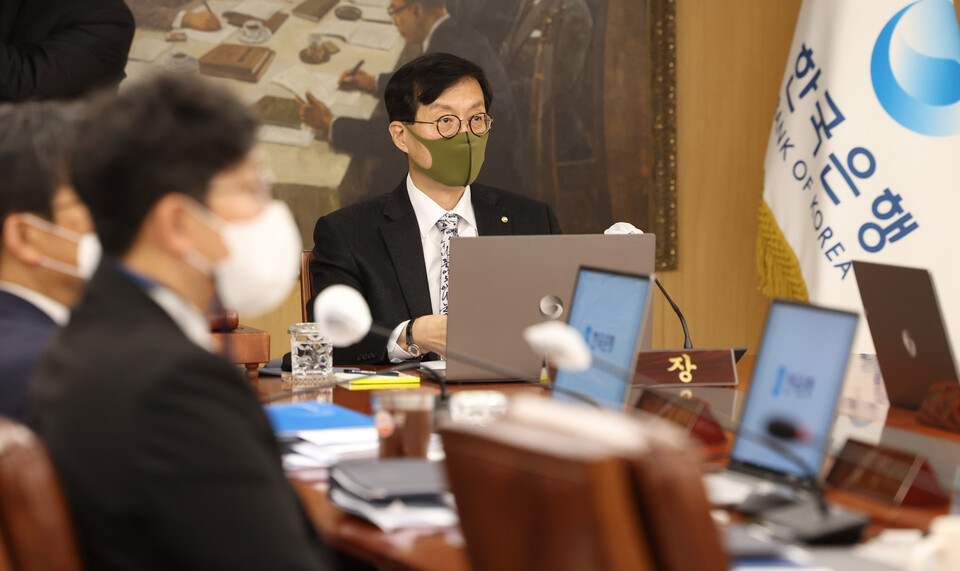  이창용 한국은행 총재가 24일 오전 서울 중구 한국은행에서 열린 금융통화위원회 회의를 주재하고 있다. ⓒ연합뉴스