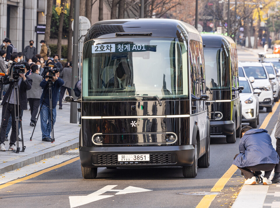  24일 오전 서울 청계광장 인근 도로에서 청계천 자율주행 전용 버스가 목적지를 향해 이동하고 있다. ⓒ연합뉴스