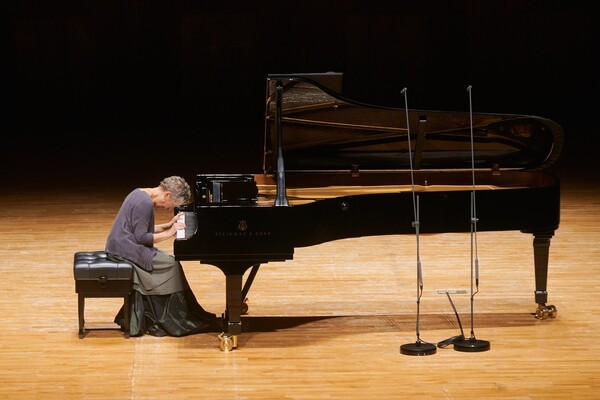 피아니스트 마리아 조앙 피레스가 22일 서울 예술의전당 콘서트홀에서 연주하고 있다. ⓒShihoonKim/인아츠프로덕션 제공