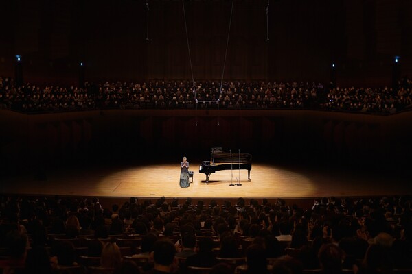 피아니스트 마리아 조앙 피레스가 22일 서울 예술의전당 콘서트홀에서 연주를 마친 뒤 관객들에게 인사하고 있다. ⓒShihoonKim/인아츠프로덕션 제공