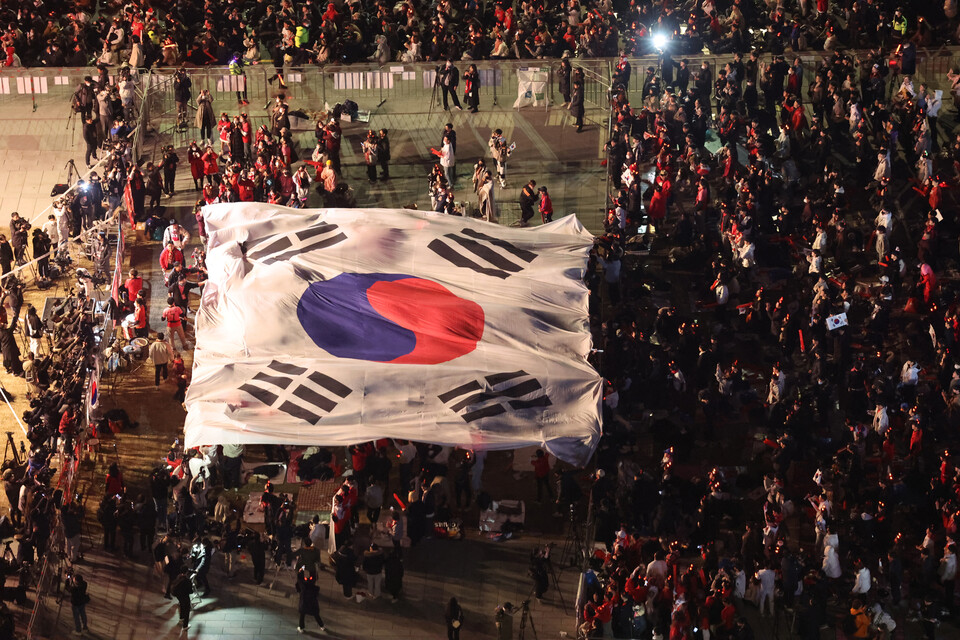 2022 카타르 월드컵 조별리그 H조 1차전 대한민국과 우루과이의 경기가 열린 24일 오후 서울 종로구 광화문광장 육조마당에서 축구팬들이 태극 전사들을 응원하고 있다. ⓒ연합뉴스