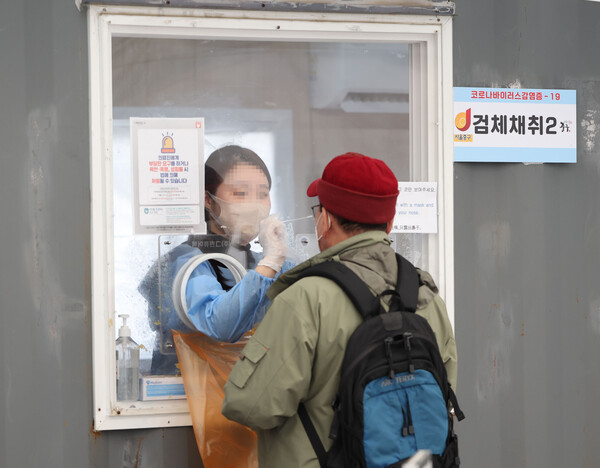 지난달 27일 서울역 코로나19 임시선별검사소를 찾은 시민들이 검사를 받고 있다. 사진=연합뉴스