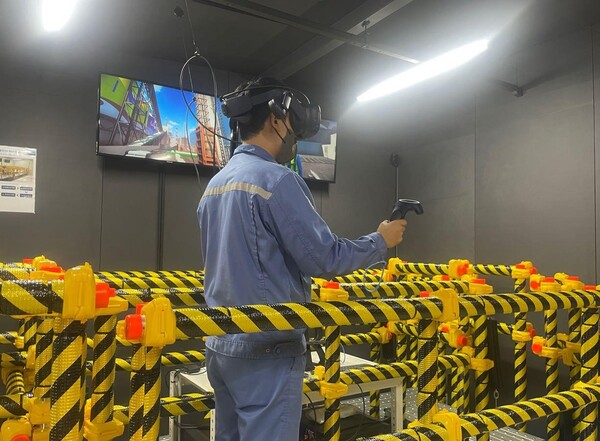 교육참여자가 VR안전교육시설을 체험하고 있다. 사진=포스코 제공
