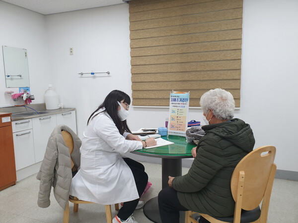 한 노인이 부여군 치매안심센터에서 치매검사를 받고 있다. 사진=부여군 제공 