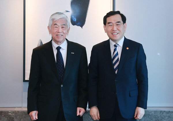 이창양 산업통상자원부 장관(오른쪽)이 22일 서울 중구 롯데호텔에서 닛카쿠 아키히로 도레이 CEO와 면담 후 기념 촬영하고 있다. 사진=산업부