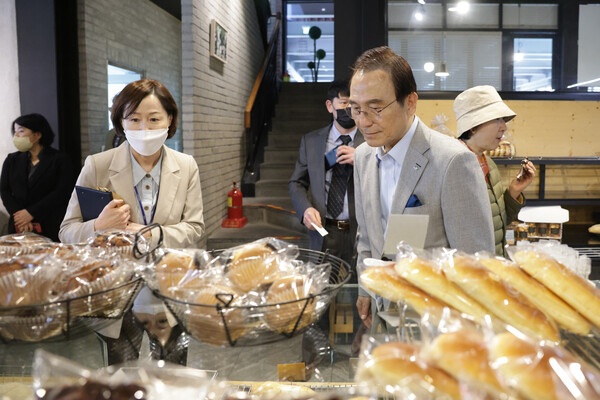 박상돈 충남 천안시장이 25일 '2023 베리베리 빵빵데이 천안' 참여업체 빵집을 둘러보고 있다.사진=고은정 기자