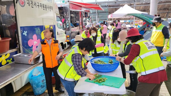 대전 서구자원봉사센터 급식 운영 장면. 사진=대전시자원봉사센터 제공