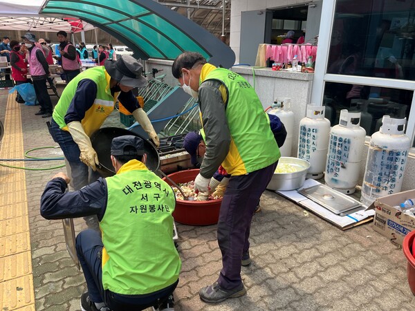  대전서구자원봉사협의회 급식 운영 장면. 사진=대전시자원봉사센터 제공