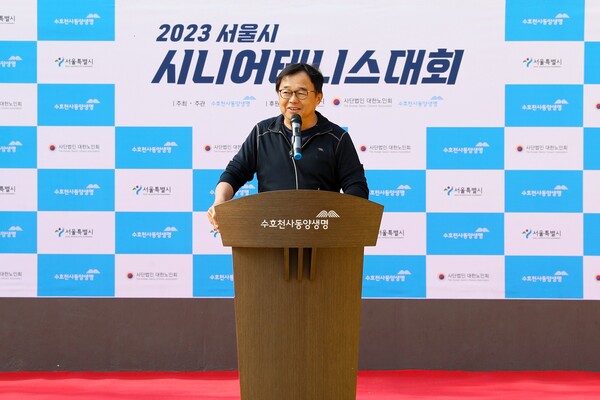 동양생명은 지난 25일 서울 중구 장충테니스장에서 헬스케어 서비스 일환 및 어르신 복지 증진을 위해 ‘2023 서울시 시니어 테니스 대회’를 개최하였다. 저우궈단 동양생명 CEO가 개회식에서 인사말을 하고 있다. /제공=동양생명