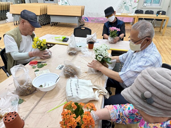 대덕구노인종합복지관 ‘나를 응원하는 반려식물 만들기’ 프로그램 진행 장면. 사진=대덕구노인종합복지관 제공