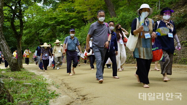 코로나19가 한창이던 때 열린 맨발걷기 행사 모습. 사진=의성군 제공